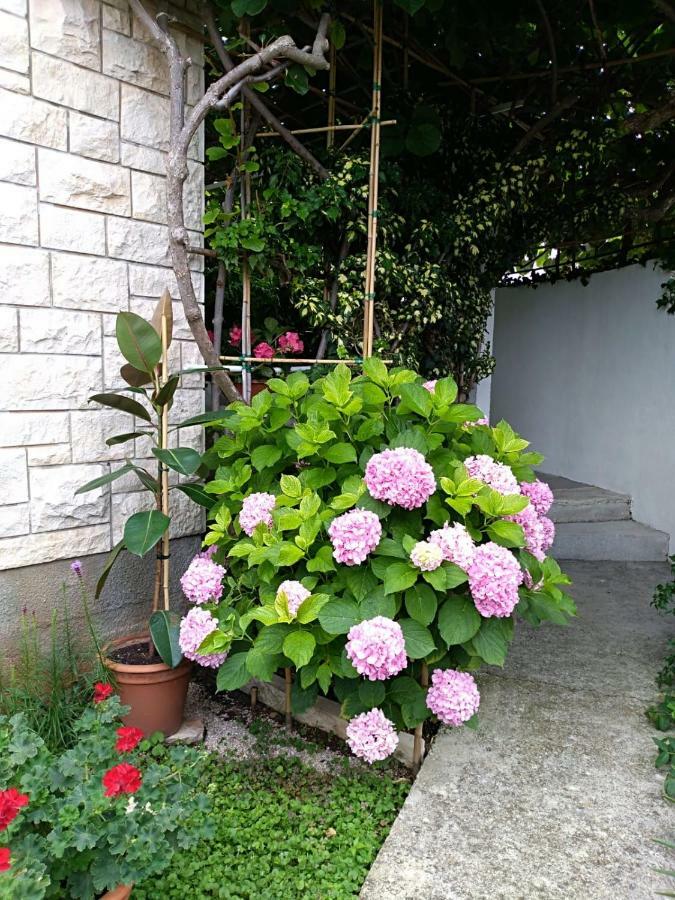 Apartman Mladenka Supetar Exterior foto